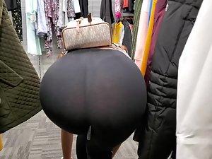 Amazing ass and thong mooning the voyeur Picture 2