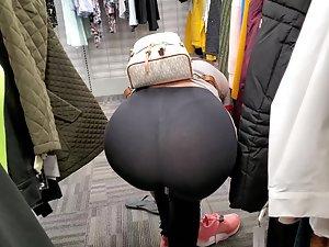 Amazing ass and thong mooning the voyeur Picture 4