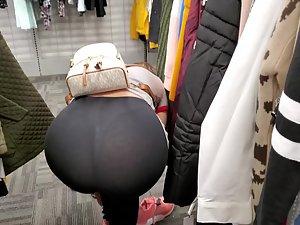 Amazing ass and thong mooning the voyeur Picture 6