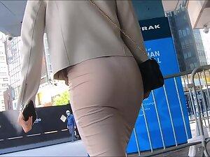 Businesswoman's fantastic ass in a tight dress Picture 7