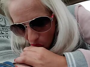 Blonde knows how to use her lips with red lipstick Picture 1