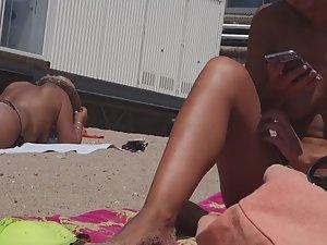 Topless blonde is bothered by sun rays Picture 2