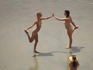 Nudist ladies walking and posing for photos Picture 6