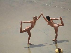 Nudist ladies walking and posing for photos Picture 7