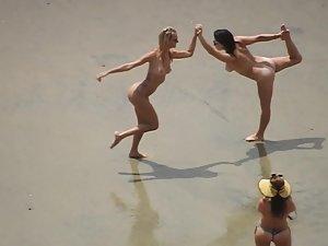 Nudist ladies walking and posing for photos Picture 8