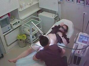 Thick milf gets pussy hair removal by a professional Picture 5