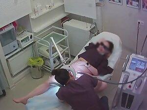 Thick milf gets pussy hair removal by a professional Picture 6