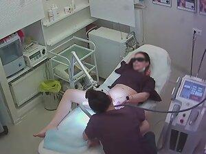 Thick milf gets pussy hair removal by a professional Picture 8