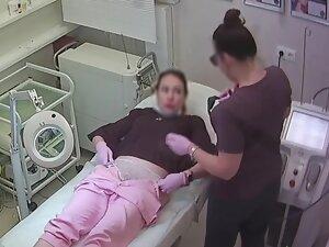 Thick milf gets pussy hair removal by a professional
