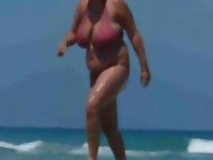 Whale's cleavage caught on a beach Picture 1