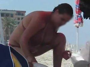 Whale's cleavage caught on a beach Picture 4