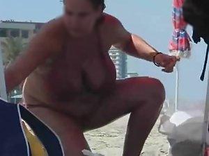 Whale's cleavage caught on a beach Picture 5