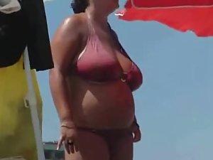 Whale's cleavage caught on a beach Picture 7