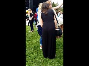 Milf is unaware that her ass and thong is showing Picture 1