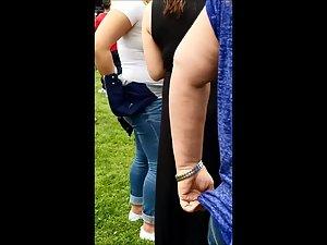 Milf is unaware that her ass and thong is showing Picture 3