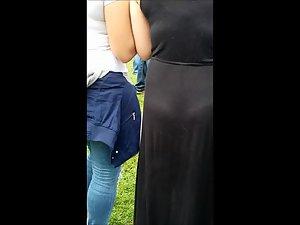 Milf is unaware that her ass and thong is showing Picture 4