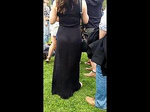 Milf is unaware that her ass and thong is showing Picture 7