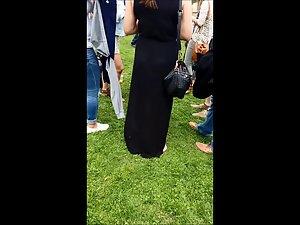 Milf is unaware that her ass and thong is showing Picture 8