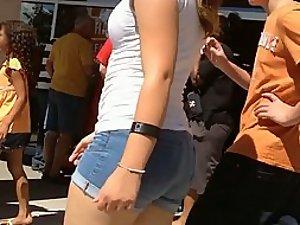 Young ass looking amazing in hot pants Picture 1