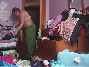Chubby woman changes in a messy room Picture 6