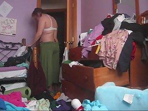 Chubby woman changes in a messy room Picture 7
