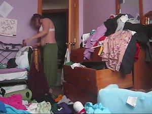 Chubby woman changes in a messy room Picture 8