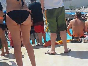Hottie shakes her yummy ass at a pool party Picture 3