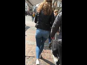Curly girl fills up her jeans in just the right way Picture 1