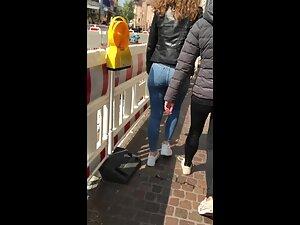 Curly girl fills up her jeans in just the right way Picture 3