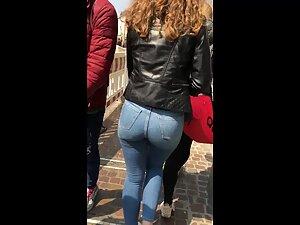 Curly girl fills up her jeans in just the right way Picture 4
