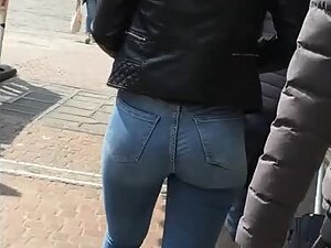 Curly girl fills up her jeans in just the right way