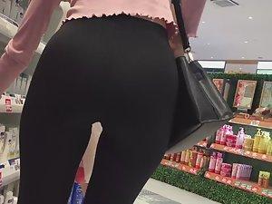 Elliptical ass and gap between thighs Picture 1
