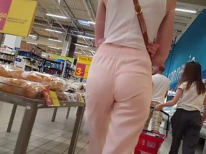 Skinny girl got a nice butt in loose pants Picture 2