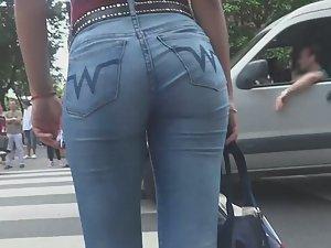 Catching up to tight young ass in jeans Picture 7