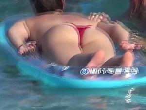 Voyeur zooms in on distant hot ass Picture 1