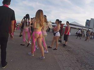 Rave girl looks good in pink thong Picture 1