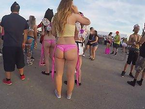 Rave girl looks good in pink thong Picture 2