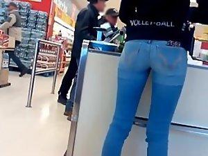 Hot girl packing the groceries Picture 1