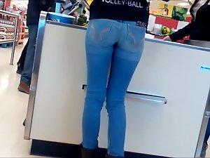 Hot girl packing the groceries Picture 3