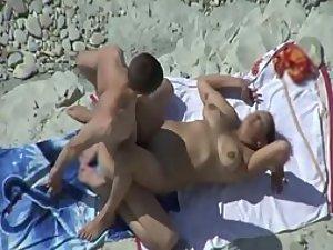 Voyeur zooms in on hard beach sex Picture 1