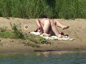 Hot sex spied on the river bank Picture 6