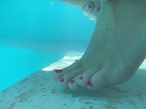 Freckled girl's crotch in the swimming pool Picture 4