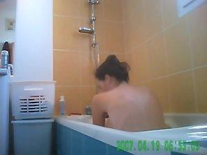 Voyeur spies her hot body in the bath Picture 2