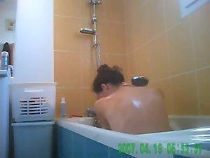 Voyeur spies her hot body in the bath Picture 3