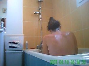 Voyeur spies her hot body in the bath Picture 7