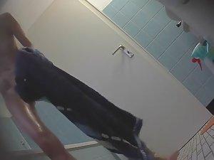 Spying on young hairy pussy in bathroom Picture 5