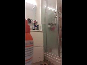 Spying on curvy redhead and her big naked ass Picture 3