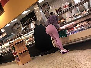 Unmissable big booty in pink leggings Picture 1