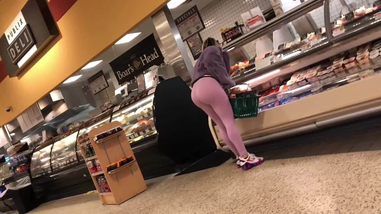 Unmissable big booty in pink leggings