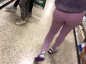 Unmissable big booty in pink leggings Picture 3